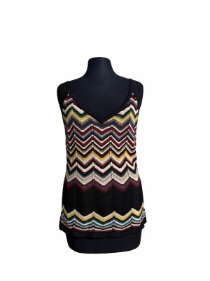 Missoni x Lindex limited edition y2k top - Säljer en färgglad stickad linnetopp med smala axelband och v-ringning. Toppen har ett coolt zigzag-mönster i svart, vinrött, blått, gult, beige och vitt. I collaboration med Missoni limited edition. 