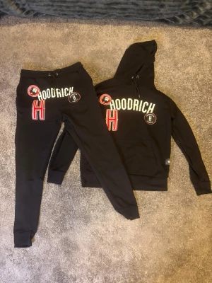 Hoodrich set - Säljer ett Hoodrich set som är för dig som vill ha något bekvämt på dig både när du sitter hemma och chillar men även dig som vill vara ute med kompisar i något riktigt bekvämt och snyggt! Både byxorna och tröjan är i S och priset är ej spikat så hör av dig!