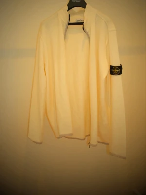 Stone island tröja Vit regular fit - • Storlek:XXl passar XL • Skick: mycket fint, inga defekter • Nypris: 5200kr  Hör av dig om du har frågor om plagget eller annat!  Kan skickas direkt 💌 Kika gärna på mina andra annonser – samfrakt går bra!