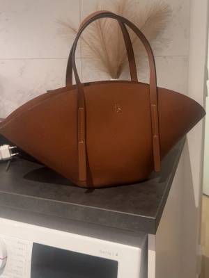 Handväska - Snygg och trendig väska ifrån Gina, miniversionen, perfekt för vardagen🤎använd 2 gånger 