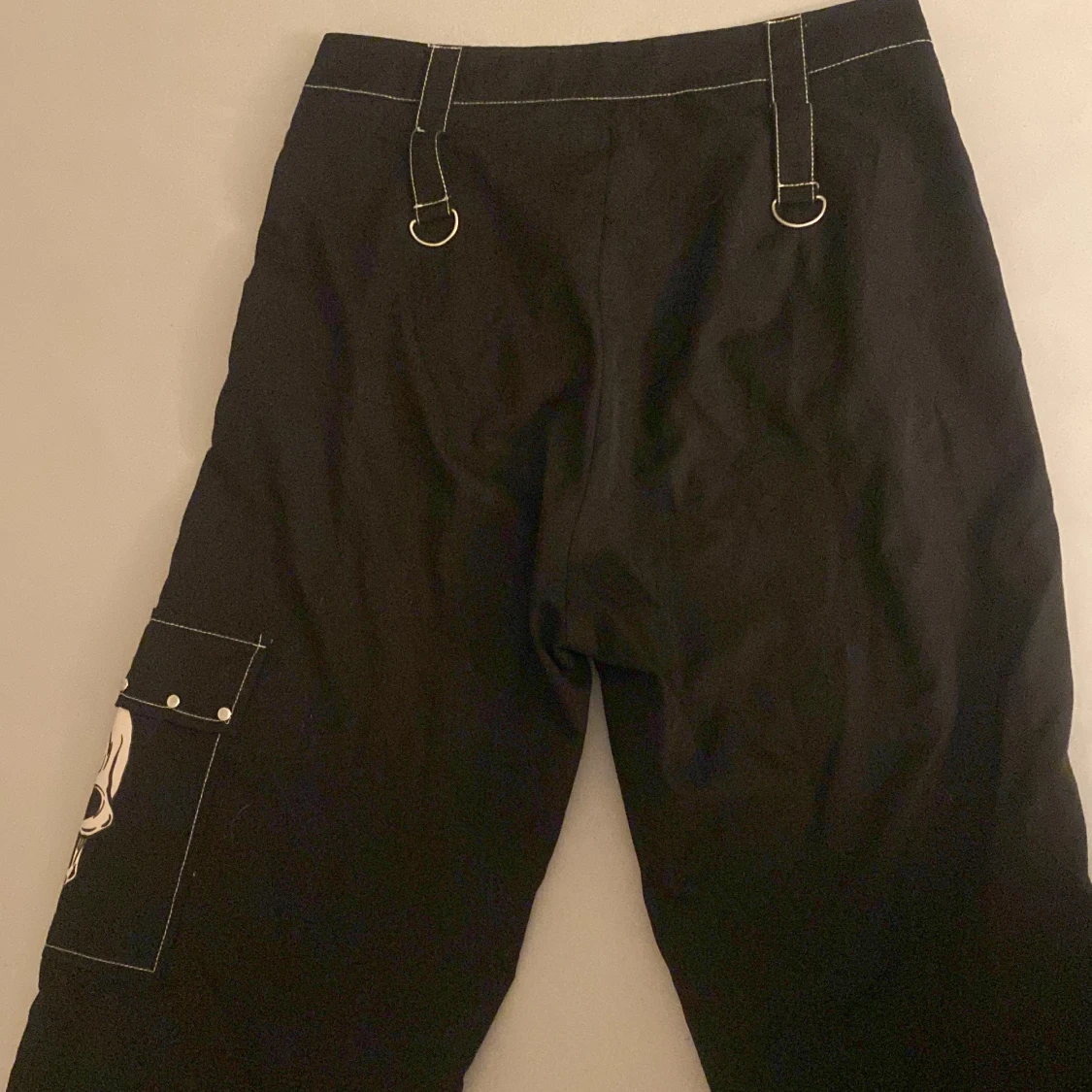 Svarta cargopants med dödskalletryck - 1