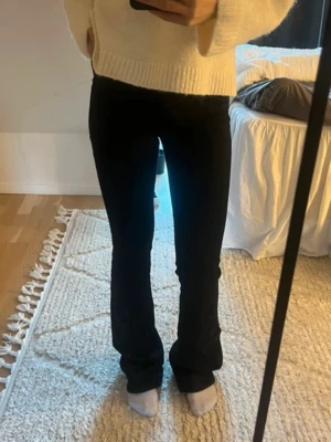 Svarta bootcut jeans  - Säljer ett par svarta bootcut jeans från M.i.h Jeans i storlek 26. De har en jätte nice passform, sitter jätte snyggt 💗