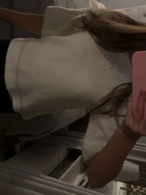 Vit stickad t-shirt - Mysig vit stickad topp med rund hals och korta ärmar från h&m. Enkel och clean design som passar till allt. Nästan aldrig använd💝 