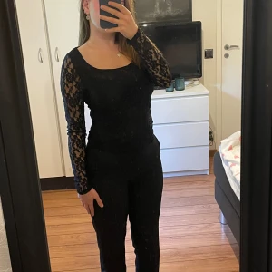 Spets topp - Nästintill helt ny spets topp från Bikbok som tyvärr inte kommer till användning💓