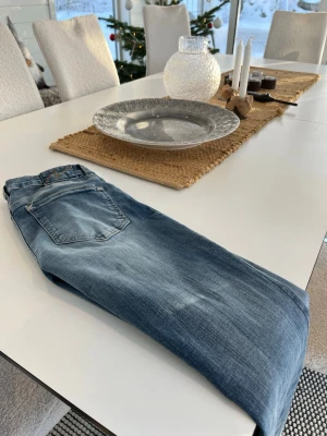 Lågmidjade bootcut jeans! - Säljer ett par lågmidjade blå bootcut jeans från Nelly i lite olika nyanser, dem är nya men knappt använda så är därför i väldigt bra skick!💕                   Storlek är EU 36!