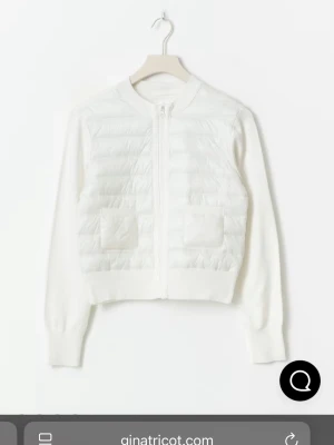 Vit quiltad kofta från Gina Tricot - Säljer en vit kofta från Gina Tricot i storlek 146/152. Koftan har quiltad framsida, två fickor och dragkedja hela vägen. Ärmar och muddar är ribbstickade för extra komfort. Helt oanvänd, köpte den och det visade sig att den var för liten. 