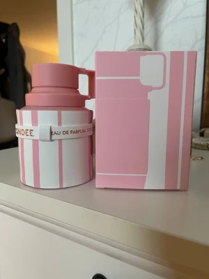 Armaf Odyssey Candee  - Snygg parfym med lekfull rosa förpackning. Ingredienser: alkohol denat., parfym, vatten, limonene, linalool, citronellol, m.m. Tillverkad i Dubai, U.A.E. Perfekt för dig som gillar unika och trendiga dofter. Testad en gång!