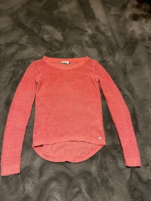 Rosa stickad tröja från ONLY - Säljer en söt rosa stickad tröja från ONLY. Den har en rund halsringning och långa ärmar. Passar perfekt till jeans eller kjol! 