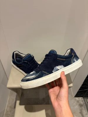 Unika Jacob Cohen Skor✨ - Säljer nu dessa unika Jacob Cohen skorna som tyvärr har blivit för små för mig. Skorna är riktigt schysta och snygga och sticker. Skorna har används varsamt och har ett bra skick. Hör av dig vid funderingar eller flera bilder. 