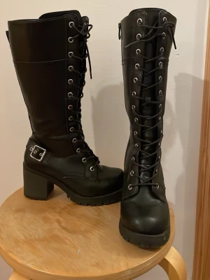 Snygga svarta boots - Önskar jag kunde ha på mig men de är för små. Köpte för runt 400kr