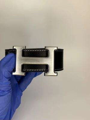 H bälte svart  - Helt nya oanvända bälten i olika märken, modeller och färger! Kommer bra packat samt med ett litet verktyg som du enkelt kan göra hål med ifall du skulle behöva det. Vi postar allas ordrar inom 24h för att du ska få ditt paket så fort som möjligt! Använd helst instabox men PostNord funkar också! 