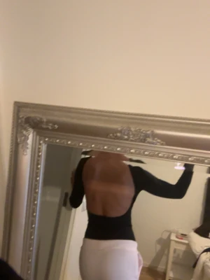 Body - Säljer en svart body med öppen rygg i stolek xs