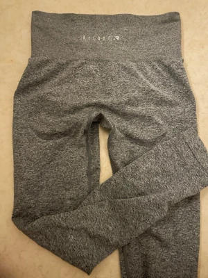 Gråa tights från Relode - Säljer ett par grå leggings från Relode med tight passform. De är tillverkade i ett stretchigt material som passar perfekt till träning. Diskret logga baktill i midjan och sömlös design. Använda få gånger. I storlek S. 