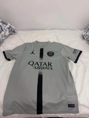 Fotbollströja - Säljer en psg tröja 