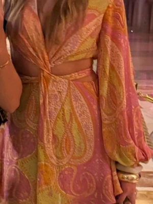 Zara klänning  - Så fin klänning från Zara, populär sommarklänning. Dragkedjan är lite paj men funkar fort och går säkert att fixa hos en skräddare. Pga liten defekt är priset något bättre än vad denna brukas säljas för.