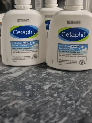 Cetaphil Hydrating Foaming Cleanser 236 ml - Cetaphil Hydrating Foaming Cream Cleanser för torr till normal, känslig hud. Kommer i vit plastflaska med pump, blå och grön etikett. Innehåller 236 ml och är parfymfri. Innehåller glycerin, niacinamid, panthenol och aloe vera för att återfukta och rengöra utan att torka ut huden. Shipping very fast-same day (if you order during opening hours of post office) 1 för 129 kr