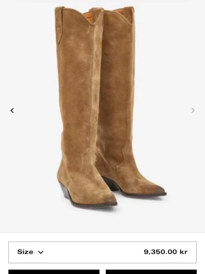 Isabel Marant denvee taube cowboy boots mocka - Säljer ett par snygga cowboy boots från Isabel Marant i färgen taupe i mocka. Modellen är Denvee. Nypris är 9350. Tyvärr är de lite för stora för mig och letar efter en ny ägare till mina favo boots. Bra skick. 