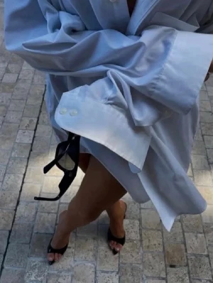 Svarta spetsiga pumps med hög klack - Säljer ett par svarta pumps med öppen tå och spetsig tå. Skorna har hög klack och en elegant, stilren design med textur på ovandelen. Perfekta för dig som vill ha en edgy och trendig look.