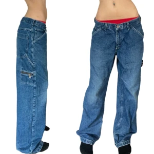 90s Baggy Jeans - Coola vintage baggy jeans från 90-talet! Coolt detaljerade med fickor, dragkedja mm! Mått: Midja-76cm Innerbensmått-75cm  