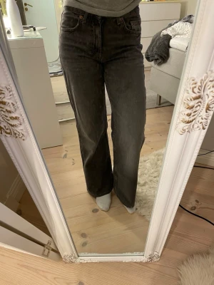 Svarta wide jeans från Zara, strl 32 - Säljer ett par mörkgråa jeans från Zara i storlek 32. Har sytt upp de så de passar mig som är 163cm, men nu har de blivit försmå och därför säljer jag dessa. De har medelhög midja och en wide stil. Köpte för 399kr,Pris går att diskutera!