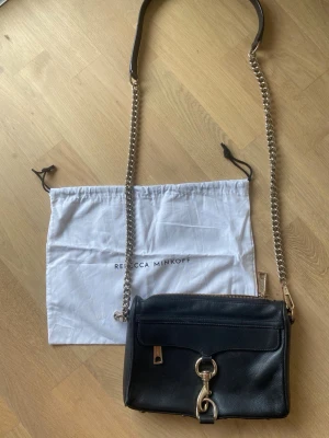 Svart axelväska från Rebecca Minkoff - Handväska från Rebecca Minkoff. Använd men i bra skick. Skav i färgen på kedja och spänne (se bild).