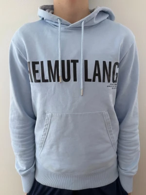 Helmut Lang hoodie  - Säljer nu denna otroligt snygga Helmut Lang hoodie i riktigt bra skick, storleken är XS men sitter mer som en S. Hoodien har inga defekter. Hör av er vid funderingar!