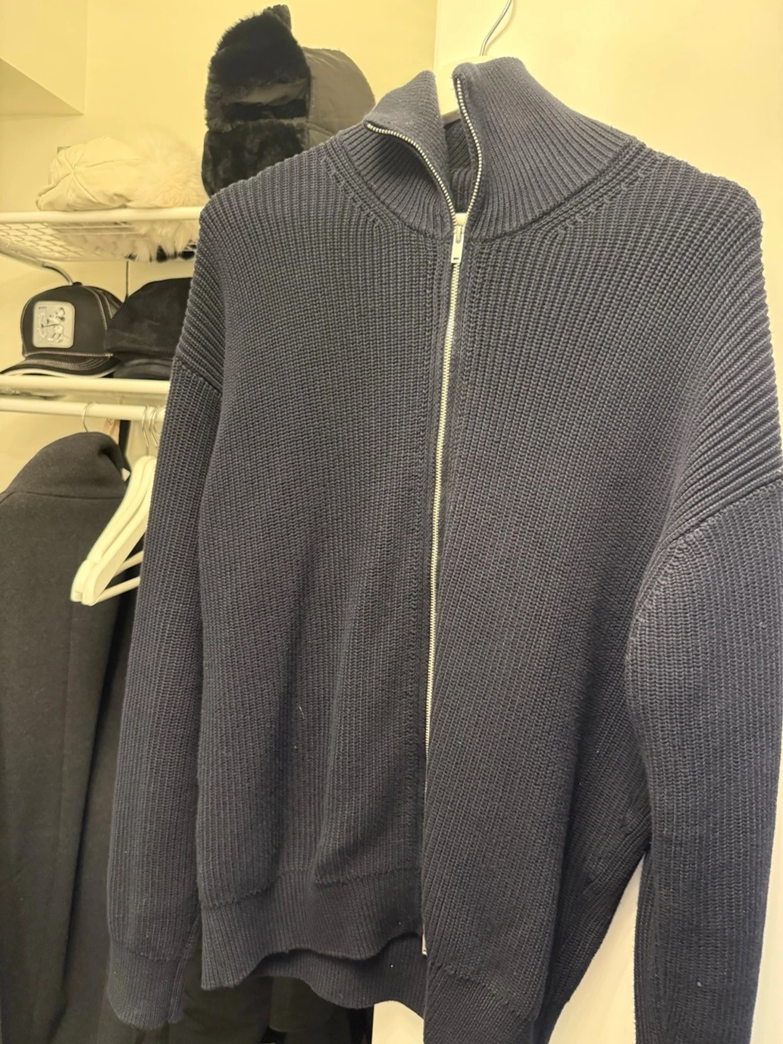 Mörkblå stickad kofta med dragkedja