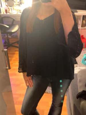 Spets topp  - En topp med spetsmaterial och trekvartsarmar. Utsvängd vid ärmen. Relativt stor skulle säga stlk L normalt sätt men går att använda även som stlk M eller S