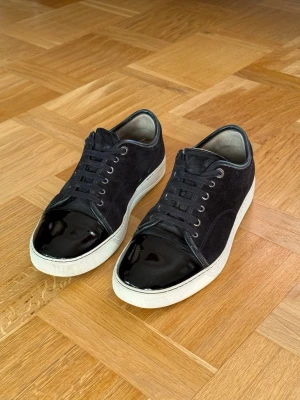 Lanvin (8) - Svarta Lanvin skor, storlek UK 8 vilket motsvarar 42-43. Låda och Dustbags medföljer såklart. Köpt på CareOfCarl. Skriv för bilder/frågor