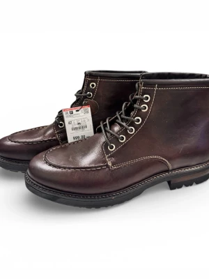 Bruna boots i skinn från Zara Man - Stilrena bruna boots i skinn från Zara Man med grov sula och snörning framtill. Skorna har rund tå, kontrastsömmar och robust yttersula för extra grepp. Perfekta för dig som gillar klassisk och tidlös stil.