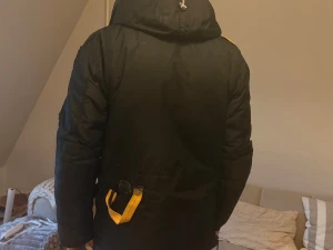 Äkta Parajumperjacka - Pjs jacka storlek M, äkta qr kod finns, dragkedja till framfickan i dåligt skick därav billiga priset, Enkelt o byta ut om så önskas.                   Modellen är utan päls