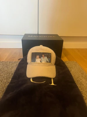 Limited edition C1 S3 maggiore keps - Tjena jag säljer en väldigt exklusiv maggiore keps i färgerna beige och mörkblå. Den är i gott skick och knappt använd. Skriv gärna om frågor uppstår