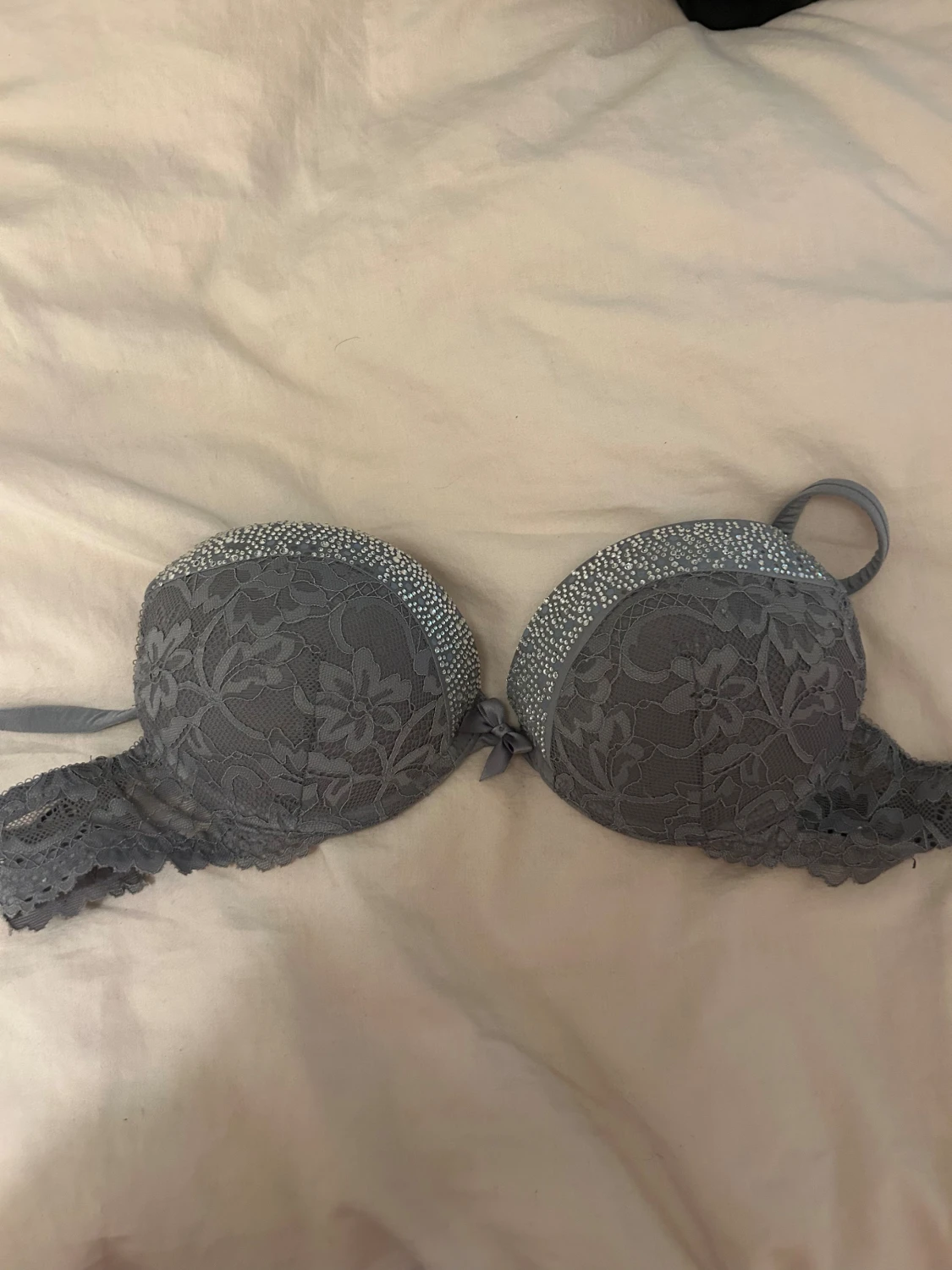 Grå spets-bh med strassdetaljer