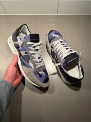 Philippe Model Skor -  ‼️VI TAR INGA BYTEN‼️ Philippe Model Sneakers | Skick: 9/10 | Storlek 44 fits 45 | Tillkommer enbart skorna vid köp! | Frakt sker inom 24 timmar efter köp 📦💨 | Hör av dig vid minsta fråga eller fundering 💭