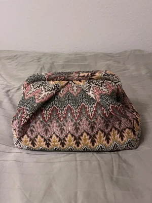 Clutch från becksöndergaard💕 - Jätte fin clutch från becksöndergaard. I princip ny. Använd ett fåtal gånger men gick tyvärr sönder (se bilden). Går säkert att fixa med superlim❤️