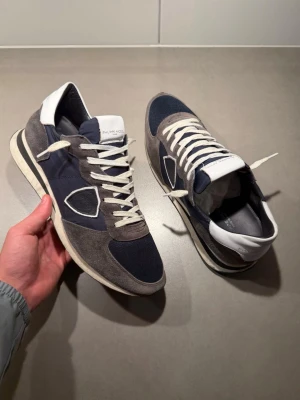 Philippe Model Skor -  ‼️VI TAR INGA BYTEN‼️ Philippe Model Sneakers | Skick: 8,5/10 | Storlek 43 fits 44 | Tillkommer enbart skorna vid köp! | Frakt sker inom 24 timmar efter köp 📦💨 | Hör av dig vid minsta fråga eller fundering 💭