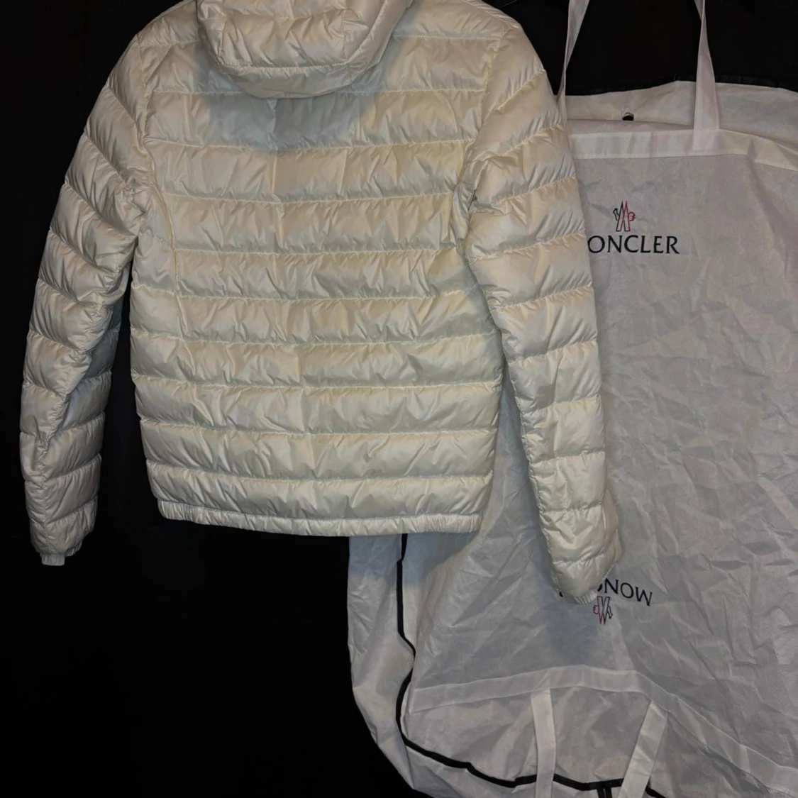 Vit Moncler pufferjacka med luva  - 1