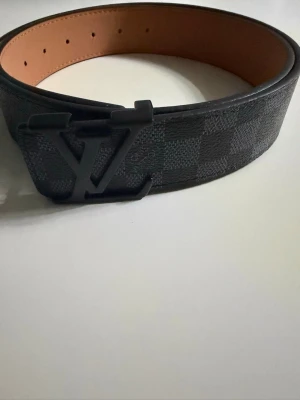 Svart rutig Louis Vuitton bälte - Säljer ett svart oanvänt LV bälte i 10/10 skick. Hör av er vid minsta fundering😊