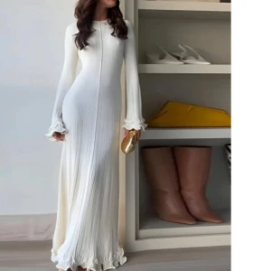 Vit långklänning med volangärmar - Superfin vit långklänning med ribbad struktur och volangdetaljer vid ärmslut och fåll. Klänningen har långa ärmar, figurnära passform och snygg snörning i ryggen. Perfekt för dig som gillar en romantisk och trendig look. SLUTSÅLD PÅ HM