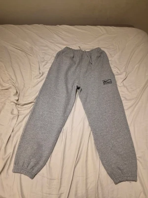 Nike X Stussy mjukisbyxor - Säljer Nike X stussy byxa, priset kan diskuteras (jag säljer de för att de inte passar mig)