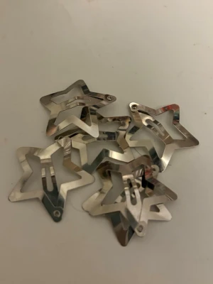 Silvriga stjärnklipp  - Fina stjärnklipp att ha i håret, köp gärna flera