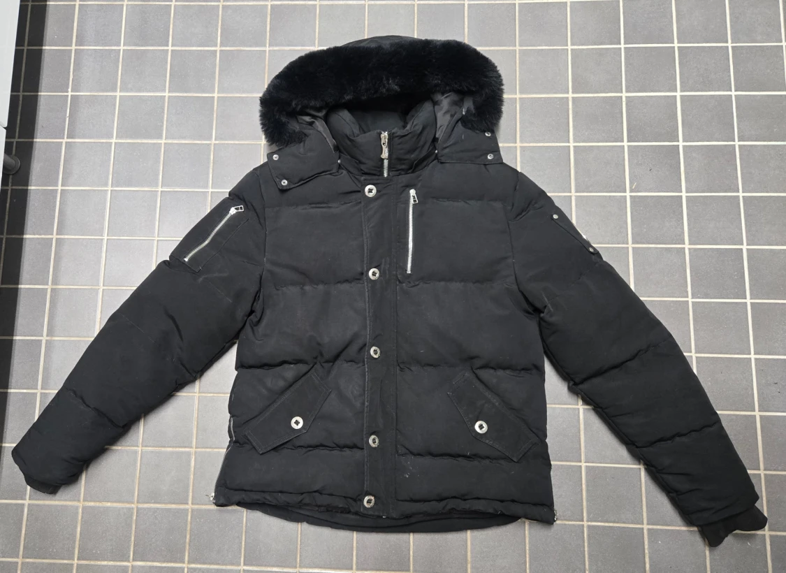 Svart pufferjacka med päls från Moose Knuckles