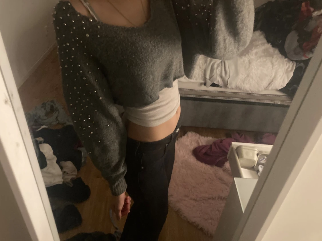 Grå croppad stickad topp med pärlor - 1