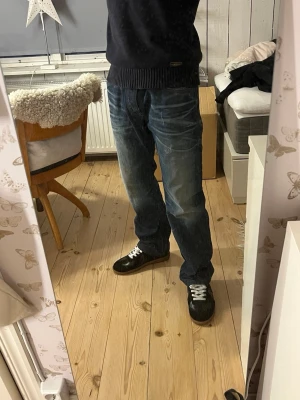 Diesel Larkee  - Tjenare! Säljer ett par tvär fetta Diesel Larkee jeans med ruggigt snygga slitningar🔥. Jeansen är i storlek W31 L32 och har en rak o skön passform👖vid frågor eller vid behov av fler bilder är det bara att kontakta mig privat, Mvh Olle👋