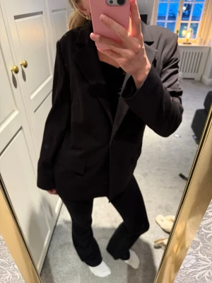 Kavaj Kappahl - Jättesnygg svart kavaj från Kappahl som är i princip helt ny. Köpte för 699 i somras men använt någon enstaka gång! Den är i ett fint material och känns typ lyxig och lite tjockare! Säljer då jag har så många andra kavajer❤️