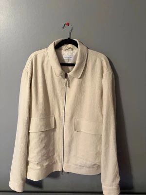 Beige overshirt från These Glory Days - Säljer en stilren beige overshirt från These Glory Days i storlek XL men passar mer L skulle jag säga. Aldrig använd så mer eller mindre nyskick.