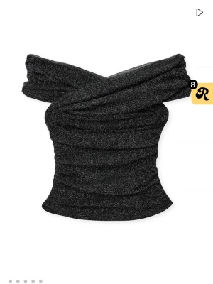 Svart glittrig offshoulder tubtopp - Helt oanvänd topp! Perfekt till jul och nyår🥰köpt för 299!