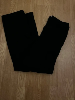 Svarta cargopants med fickor - Säljer ett par svarta cargopants med klassiska benfickor och rak passform. Byxorna har en enkel design och är gjorda i ett slitstarkt bomullsmaterial. Perfekt för dig som gillar streetstyle och vill ha något bekvämt med lite extra attityd.