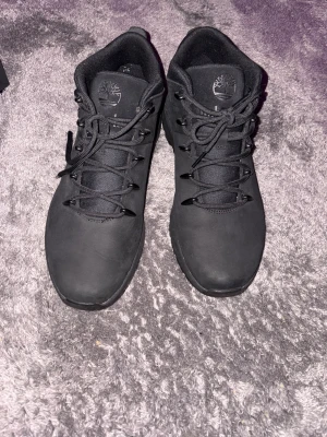 Timberland Sprint Trekker Mid-kängor - Perfekt skick, svarta Timberlands, storlek 43,5 man. Perfekta vinterskor. Har ej låda men skickar dem i en annan låda. Original pris 1.5k Priset kan diskuteras.