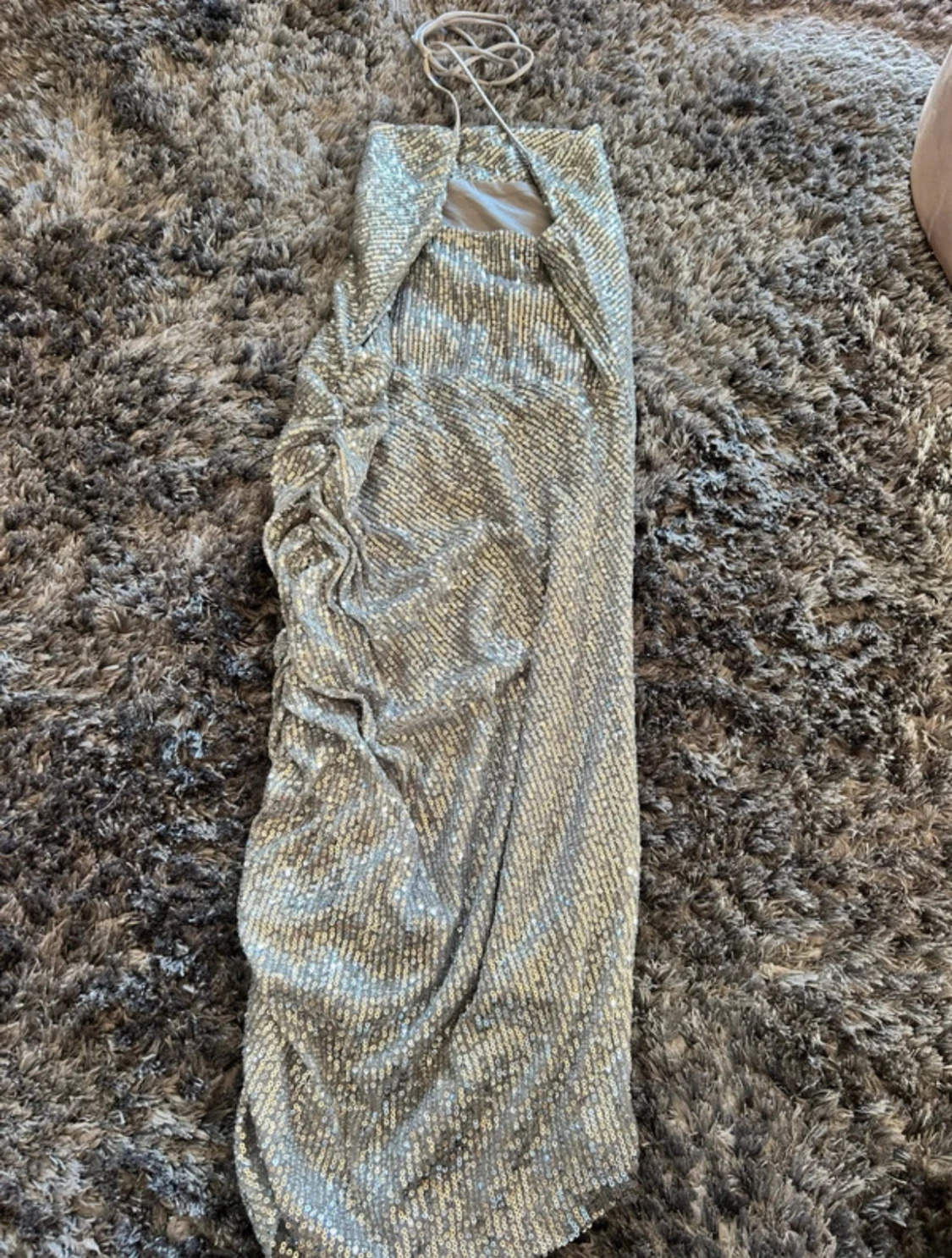 Glittrig långklänning med paljetter - 3